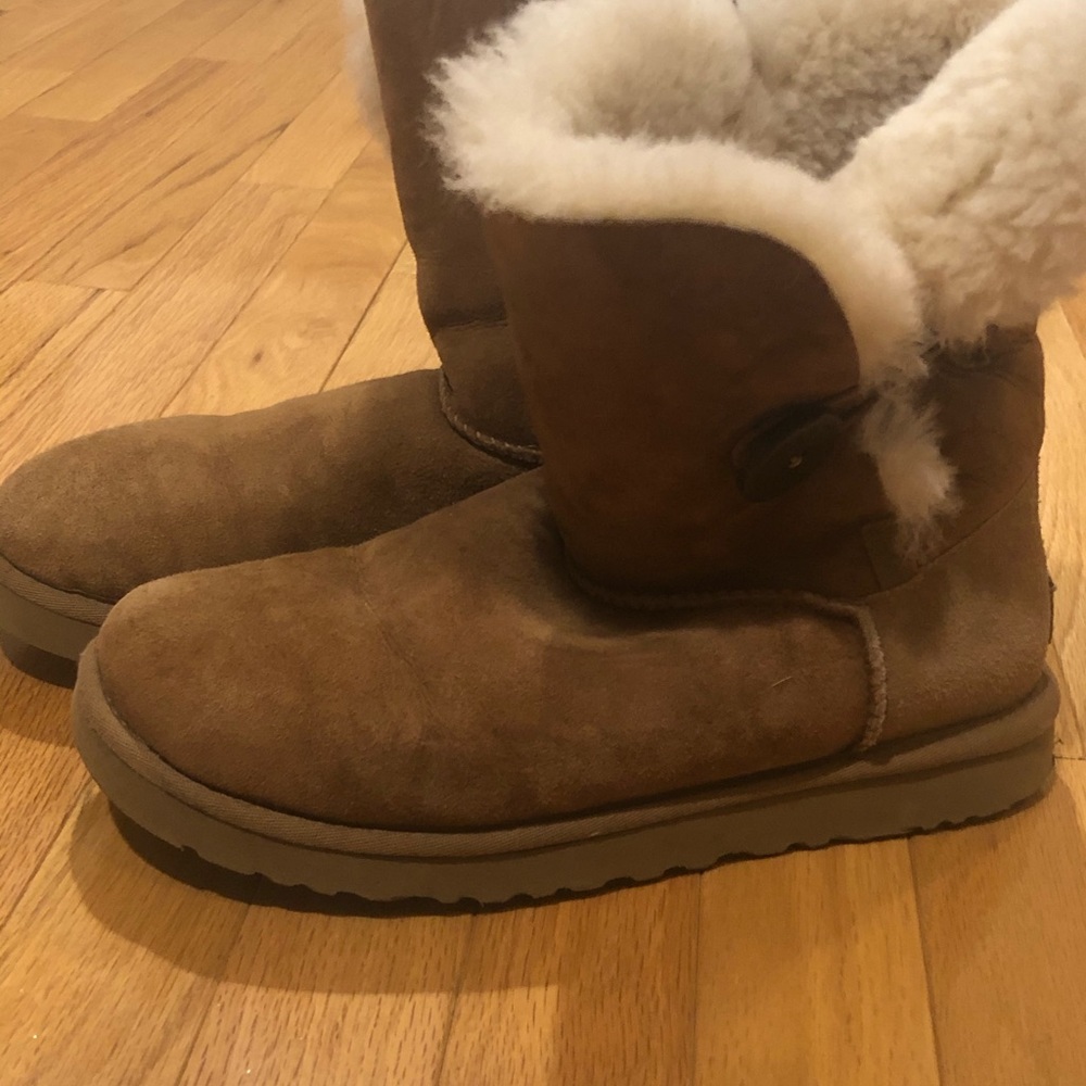 Women’s uggs with button side